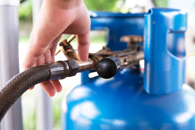 Always check that the gas hose is within its expiration date. Always check that the gas hose is within its expiration date.