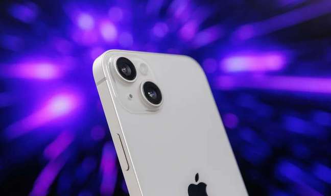The iPhone 14 Plus uses the same set of rear cameras as the standard iPhone 14: tests carried out by DXOMARK reveal that the performance is also identical (Image: Ivo Meneghel Jr./ Canaltech)