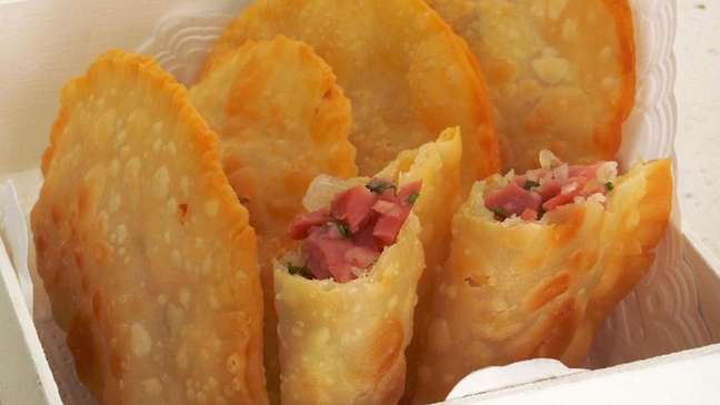 Pastel de mortadela, um petisco barato perfeito para os jogos – Foto: Guia da Cozinha Pastel de mortadela, um petisco barato perfeito para os jogos – Foto: Guia da Cozinha