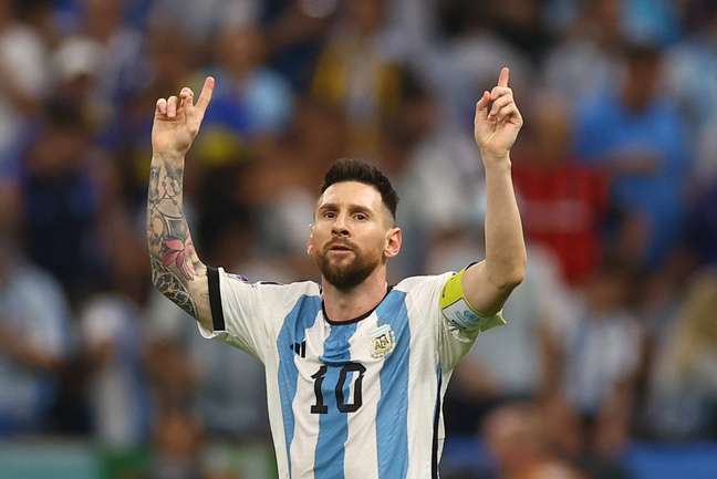 On penalties, Argentina beats the Netherlands and is in the semifinals of the Cup;  see the set matches
