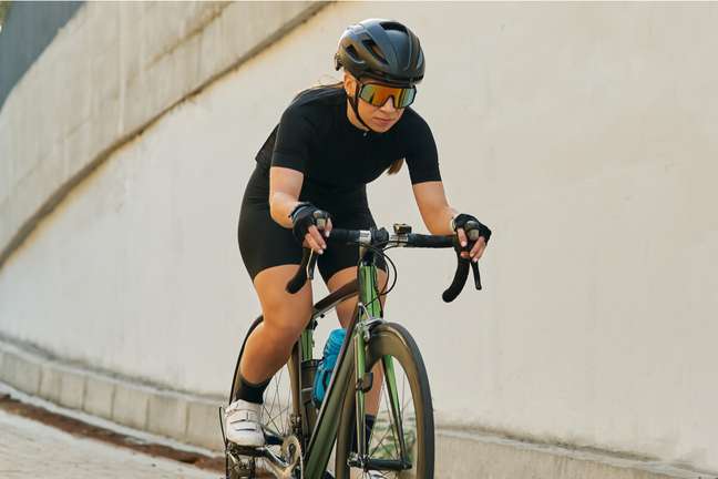 Alternating the position of the hands on the handlebars helps to avoid the syndrome Alternating the position of the hands on the handlebars helps to avoid the syndrome