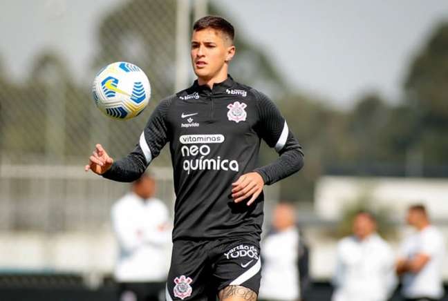 Esposa de Mateus Vital 'esquenta' saída de meia do Corinthians