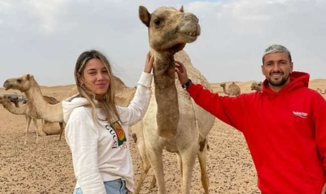 Ainda no Qatar de férias, Arrascaeta posta foto com dromedário no deserto
