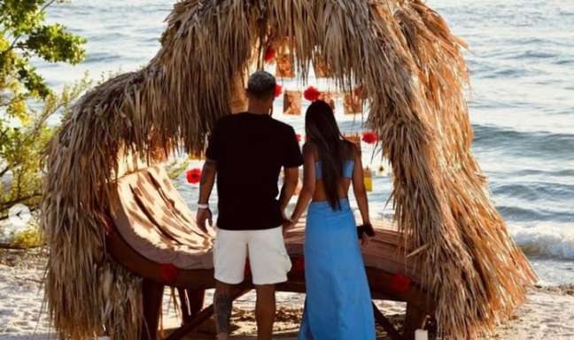 De férias no Caribe, volante João Gomes pede noiva em casamento