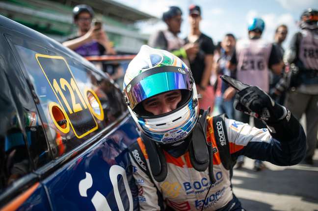 Felipe Baptista celebrates the “special pole” in the Stock Car and recalls what he learned in Serie A
