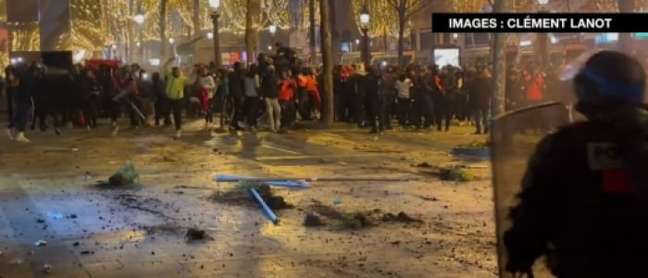 Police used force to disperse fans (Photo: Replay / Twitter) Police used force to disperse fans (Photo: Replay / Twitter)