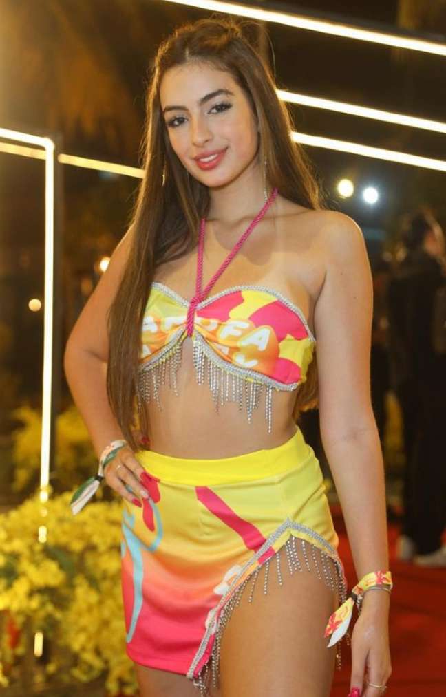 The influencer rebuts the criticisms after having “kissed the general” at Farofa da Gkay