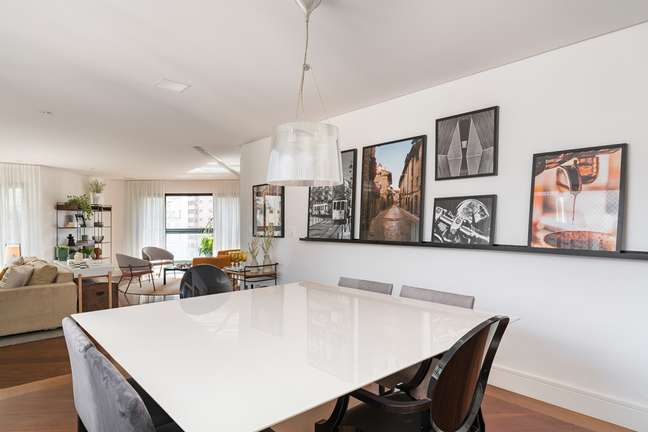 In the dining room the existing pieces, table, chairs and sideboard have been kept. But on the large side wall a wall of paintings with important travel themes was created, supported by shelves, which allowed him to insert more photos of future travels. Even the curtains have been replaced by pieces of linen, cozier, and the planter has been embellished. In the dining room the existing pieces, table, chairs and sideboard have been kept. But on the large side wall a wall of paintings with important travel themes was created, supported by shelves, which allowed him to insert more photos of future travels. Even the curtains have been replaced by pieces of linen, cozier, and the planter has been embellished.