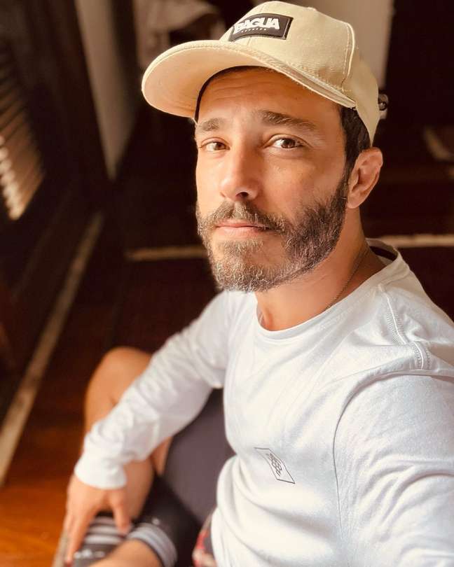Actor Thiago Rodrigues is beaten by thieves until he passes out at dawn in Rio
