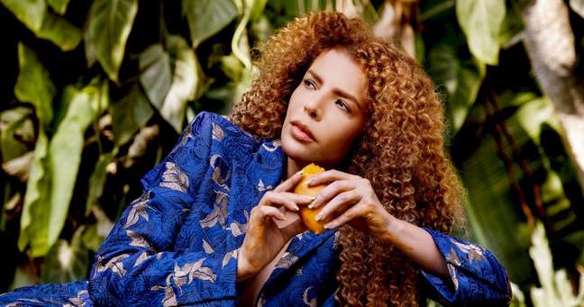 Exclusive: Vanessa da Mata makes a warm invitation in the unreleased “Vem Doce”