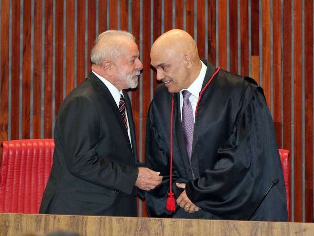 Lula com Alexandre de Moraes durante diplomação