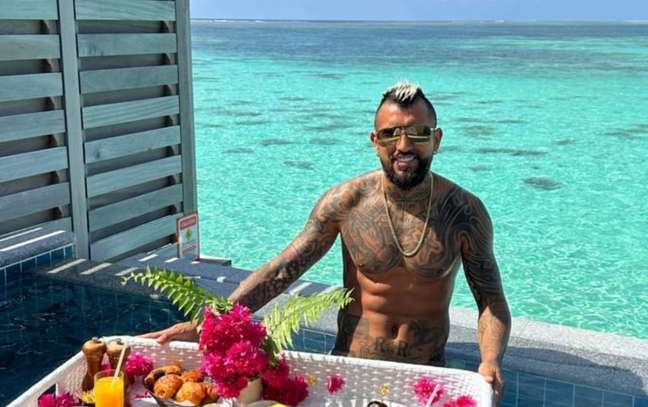 De férias do Flamengo, Vidal aproveita os dias nas Maldivas ao lado da esposa