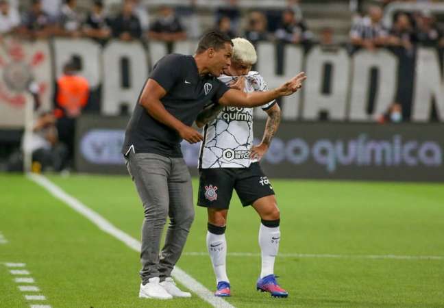 Corinthians de Fernando Lázaro deve buscar reforços pontuais para 2023; saiba em quais posições