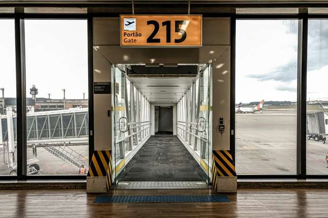 Pilots and flight attendants approve nationwide strike