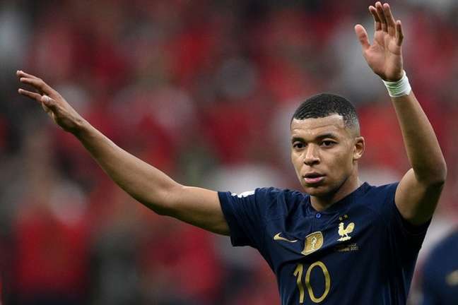 Ex-jogador da sele&Atilde;&sect;&Atilde;&pound;o argentina pede para atletas baterem em Mbapp&Atilde;&copy; 'da  coxa ao peito'