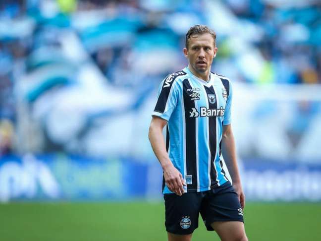 Lucas Leiva, do Grêmio, terá caso avaliado por médico que fez cirurgia em Renato Portaluppi