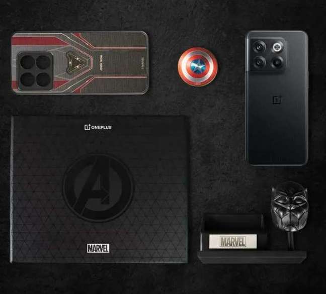 The OnePlus 10T Marvel Edition has a stylized box and unique accessories (Image: Reproduction / OnePlus) The OnePlus 10T Marvel Edition has a stylized box and unique accessories (Image: Reproduction / OnePlus)