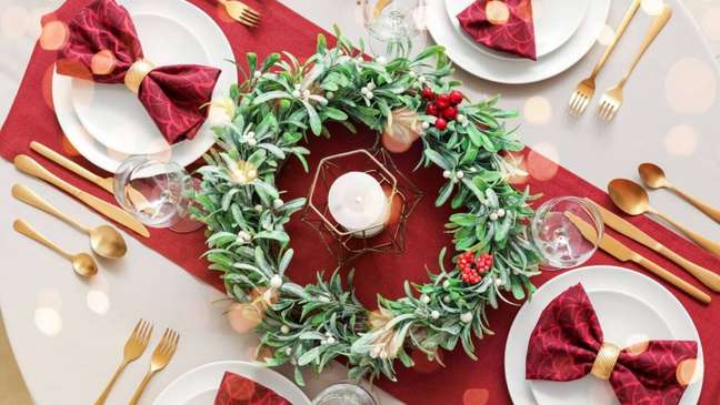Are you hosting family for Christmas?  Check out these table decorating tips