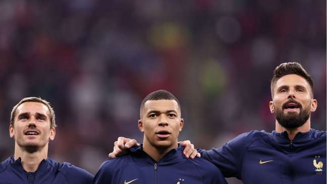 Griezmann, Mbappé e Giroud formam o tridente ofensivo francês