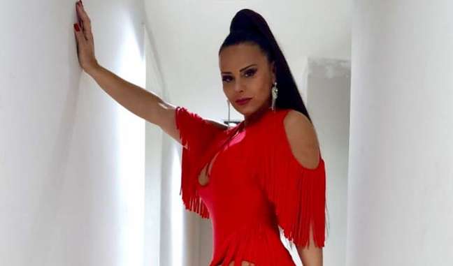 Viviane Araujo shows off her curves in a look for a street shoot in Salgueiro.  Photography!