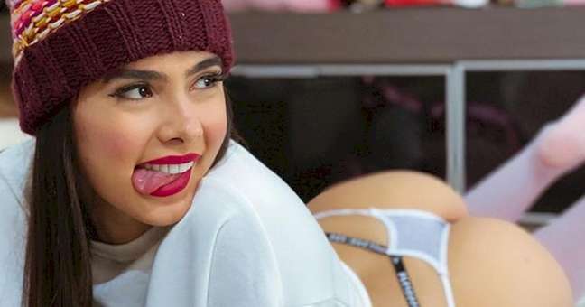 Juliana Bonde is too bold and shows her butt in front of the camera