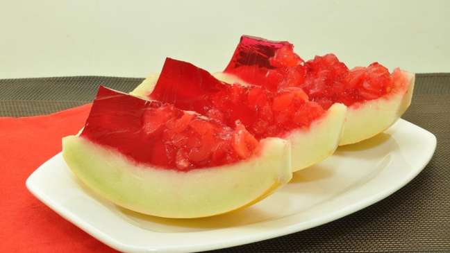 Jelly filled melon – Photo: Guia da Cozinha Jelly filled melon – Photo: Guia da Cozinha