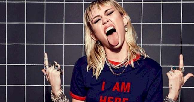 Miley Cyrus posts a sign in Los Angeles with a curious message Miley Cyrus posts a sign in Los Angeles with a curious message