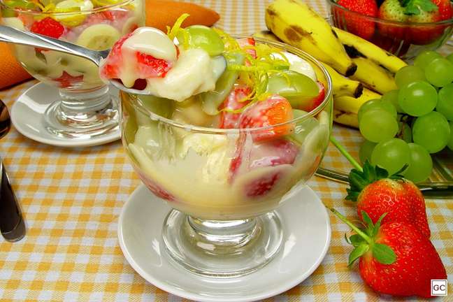 Fruit with hot condensed milk syrup – Photo: Guia da Cozinha