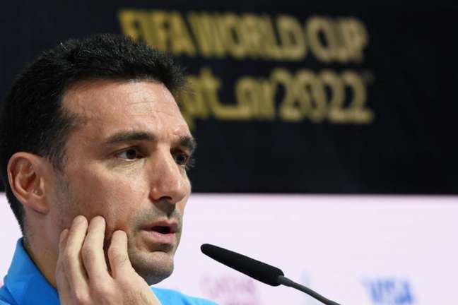 The Argentina coach studies two formations and evaluates the flu epidemic in France