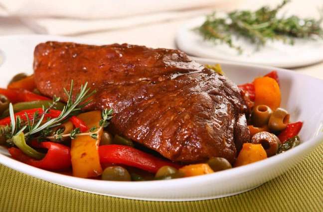Roasted meat with peppers and olives – Photo: Guia da Cozinha Roasted meat with peppers and olives – Photo: Guia da Cozinha