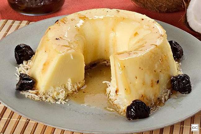 Coconut plum pudding – Photo: Guia da Cozinha Coconut plum pudding – Photo: Guia da Cozinha