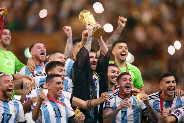 Messi ergueu a taça da Copa do Mundo usando um manto conhecido como bisht, acessório que é um símbolo da realeza no Catar.