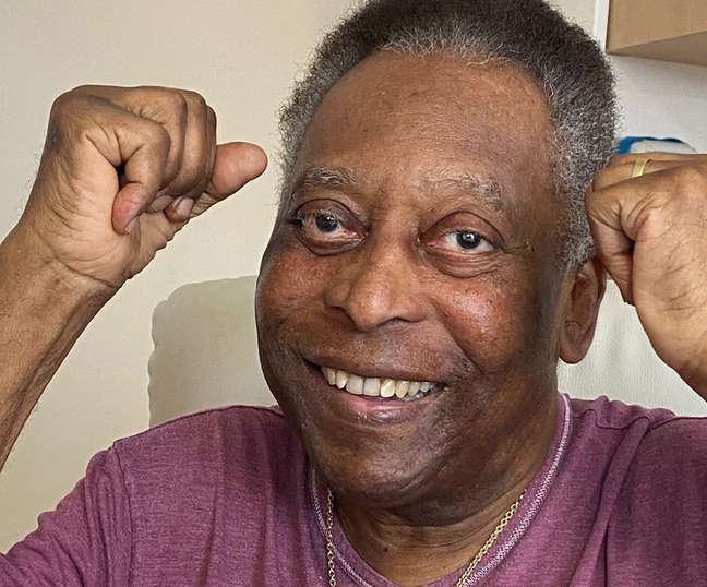 Pele has cancer progression and the medical team deals with kidney and heart dysfunction