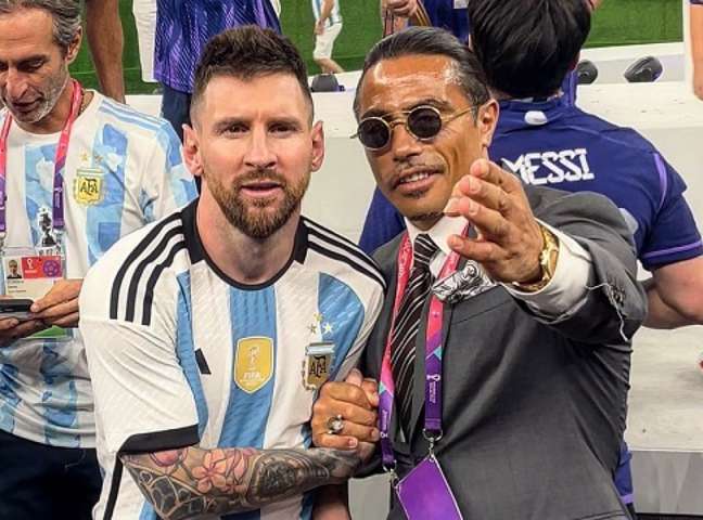 Salt Bay se tomó una foto con Messi y luego sostuvo el trofeo 