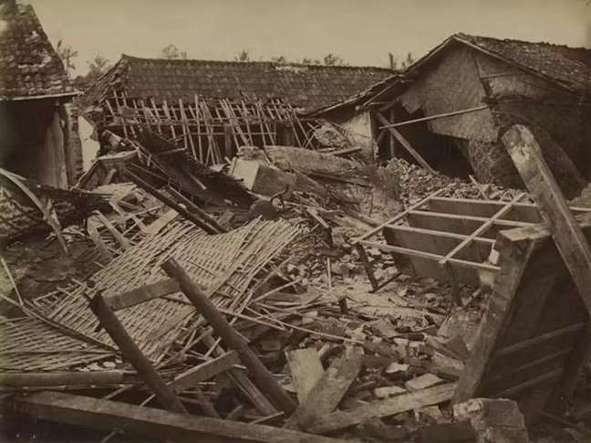 Earthquake damage in Cianjur, Indonesia, 1879 (Image: Leiden University/Creative Commons) Earthquake damage in Cianjur, Indonesia, 1879 (Image: Leiden University/Creative Commons)