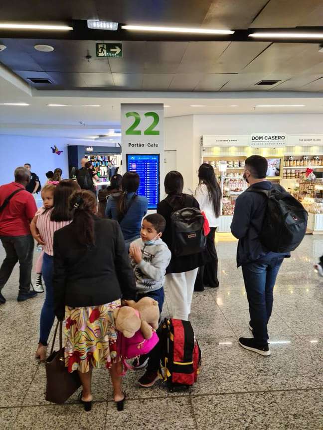 Passageiros checam horários de voos em painel do aeroporto de Brasília