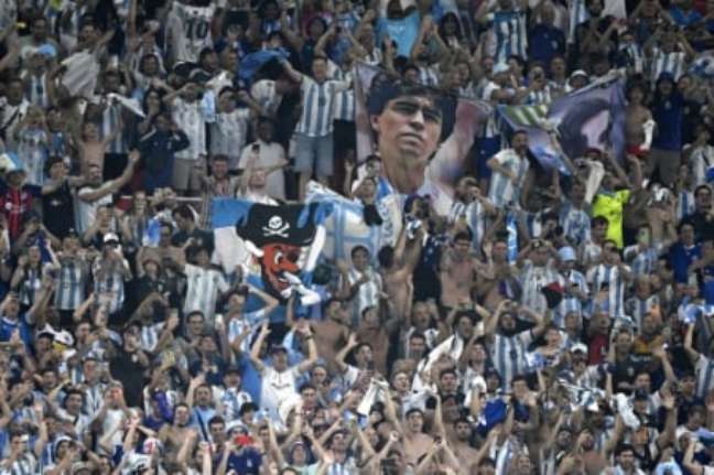 Aficionados argentinos montan show en Qatar (ALFREDO ESTRELLA / AFP)