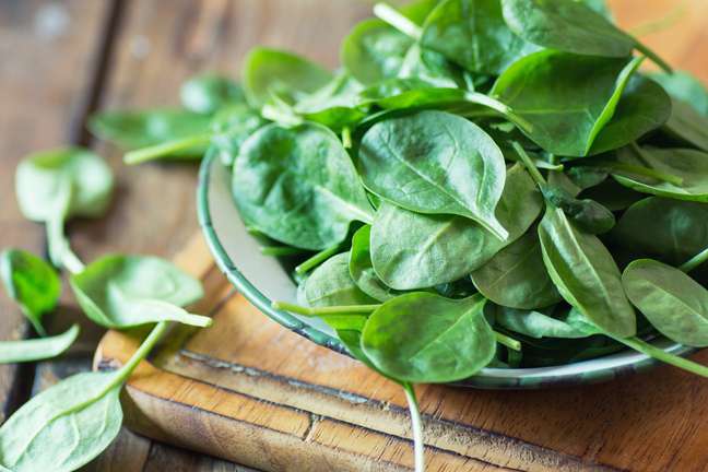 Why can contaminated spinach cause hallucinations?  Comprehend