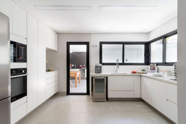 The porcelain stoneware floor is one of the most used models in kitchens, because in addition to its beauty it is very easy to clean.  In this kitchen, Isabella Nalon has invested in glazed porcelain stoneware to harmonize with the other elements of the environment and give greater security to the residents.