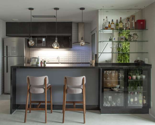 In this kitchen, the architect has opted for sockets behind the furniture, intended for the appliances, without leaving out the coffee corner, which has a machine, bringing practicality to everyday life.