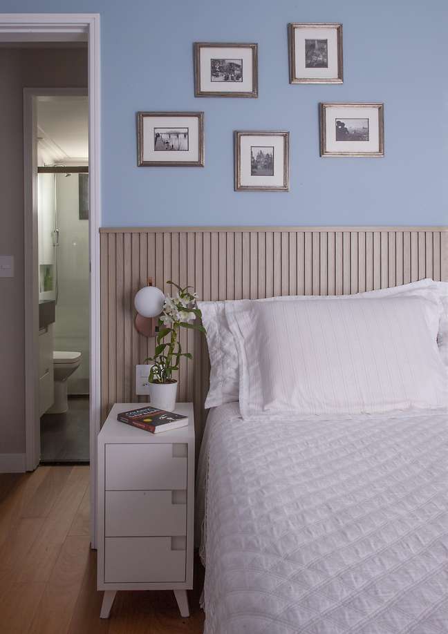 In this room, the socket next to the bed facilitates the patient's daily life, allowing the mobile phone or notebook to be recharged without even having to get out of bed.