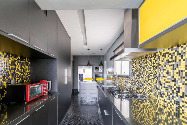 Darker floors reference more sophisticated décor.  In the case of this kitchen designed by Isabella Nalon, the black cladding connects with the joinery in the same tone and the yellow inserts with gray shades that cover the walls.
