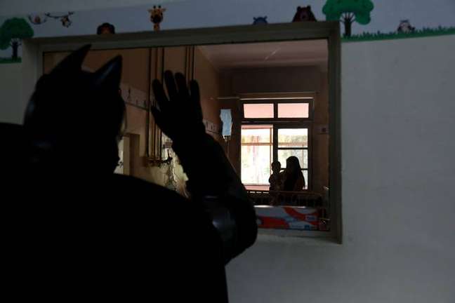 Dressed as Batman, Cristiano Zanetta greets a child in hospital Dressed as Batman, Cristiano Zanetta greets a child in hospital