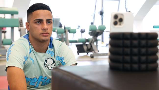 Giovani busca espaço no Palmeiras e projeta 2023: 