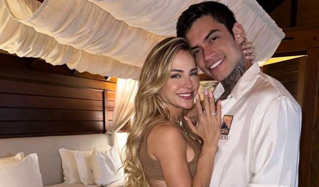 Gabi Martins is surprised by Lincoln Lau with a romantic request for a date during the couple’s road trip.  Photos!