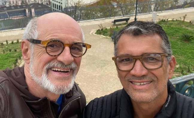 Marcos Caruso exchanges rings with a nursing technician in Lisbon