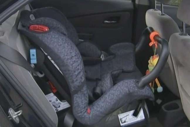 The bandits steal the family car and leave the child comforted on the cycle path along the coast of SP