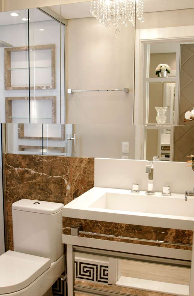 40. Bathroom with brown marble details and wall mirror – Photo Iara Kilaris 40. Bathroom with brown marble details and wall mirror – Photo Iara Kilaris