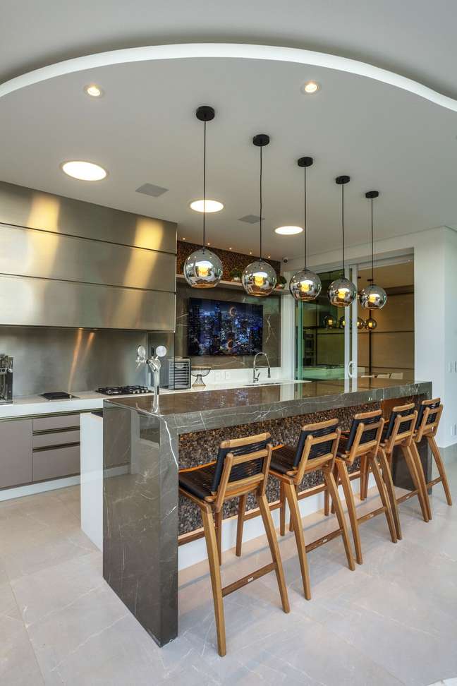 7. Kitchen with Brown Marble Countertops and Chic Lighting – Photo Iara Kilaris 7. Kitchen with Brown Marble Countertops and Chic Lighting – Photo Iara Kilaris