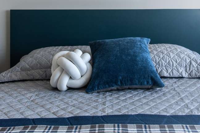 Quilt, pillowcases, plaid and blue blankets and blue pillow by Trousseau and ball cushion in lycra by Eliana Sposito Baby Store. Quilt, pillowcases, plaid and blue blankets and blue pillow by Trousseau and ball cushion in lycra by Eliana Sposito Baby Store.